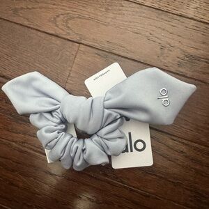 ALO Yoga NWT airlift accolade rhythm Winter Frost blue scrunchie ($48 msrp)